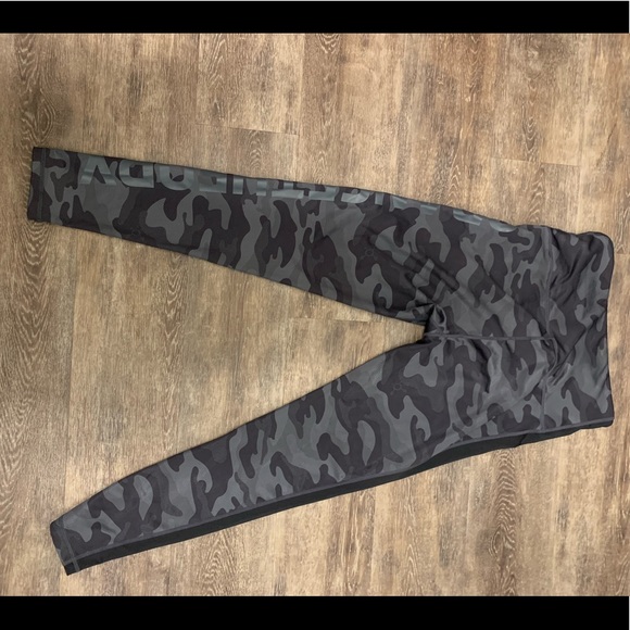 Orangetheory Camo Leggings Size Small - Picture 2 of 4